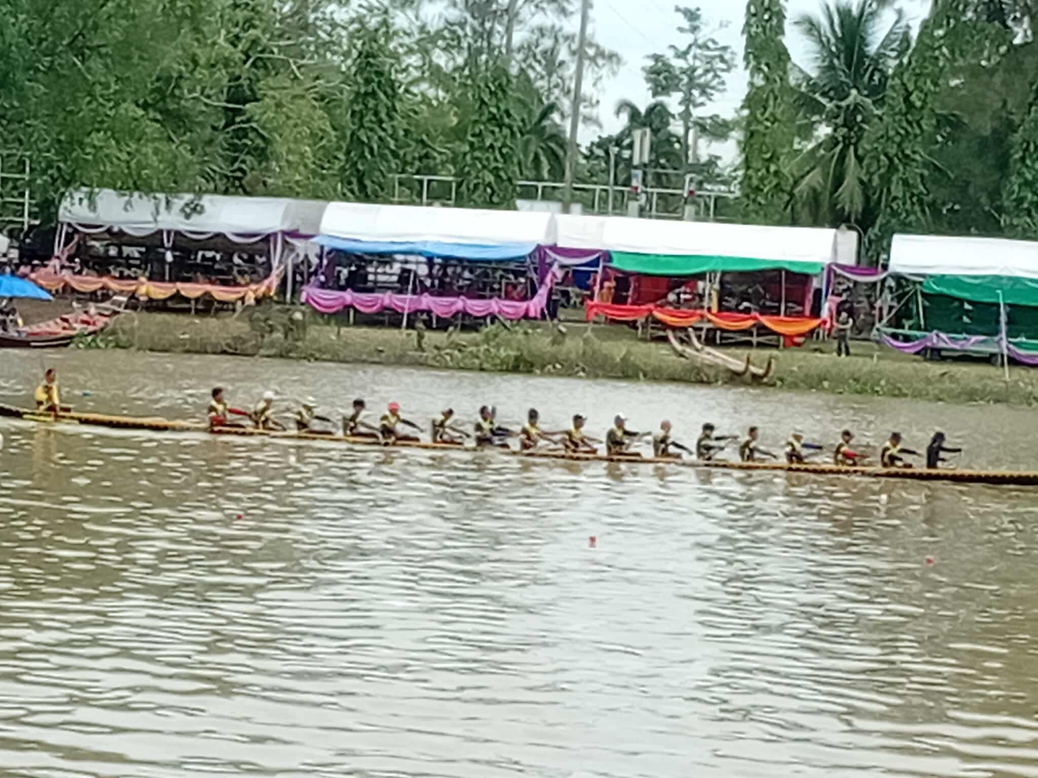นายกสุโข แก้วบัวทอง ร่วมให้กำลังใจนักกีฬาพายเรือ ในวันที่ 2 ของการแข่งเรือยาว โดยวันนี้ อบต.ท่าฉาง  ส่งทีมเรือพาย เข้าร่วมแข่งขันเรือยาวในชื่อทีม "จันพิฆาต" ประเภท 20 -22 ฝีพาย  ในงานประเพณีชักพระ-ทอดผ้าป่าและแข่งเรือยาวชิงถ้วยพระราชทาน จ.สุราษฎร์ธานี ประจำปี 2568 โดยมีคณะผู้ควบคุมทีม และผู้บริหาร พนักงานจาก อบต.ท่าฉาง  ร่วมให้กำลังใจนักกีฬาพายเรือ ณ   บริเวณริมแม่น้ำตาปี ถนนหน้าเมือง อำเภอเมือง จ.สุราษฏร์ธานี วันที่ 8 ตุลาคม 2568