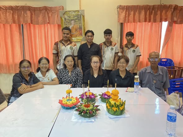 ประมวลภาพกิจกรรมโรงเรียนผู้สูงอายุ อบต.ท่าฉาง เปิดทำการเรียนการสอนในวันนี้ มีการจัดกิจกรรม การประดิษฐ์กระทง  เพื่อส่งเสริมประเพณีวัฒนธรรมไทย  และส่งเสริมกิจกรรมนันทนาการให้ผู้สูงอายุ    วันที่  5  พฤศจิกายน  2568
