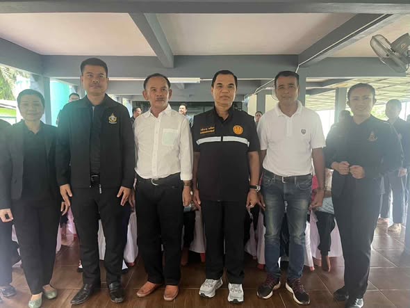 นายกสุโข  แก้วบัวทอง ร่วมต้อนรับ ว่าที่ร้อยตรีธนุ วงษ์จินดา   โฆษกกระทรวงศึกษาธิการ ที่ได้ลงพื้นที่ตรวจเยี่ยมโรงเรียนบ้านคชาธาร ที่ได้รับผลกระทบจากเหตุการณ์ฝนตกหนัก น้ำท่วมขัง ในพื้นที่โรงเรียนบ้านคชาธาร เมื่อวันที่ 21 พฤศจิกายน 2568  เวลา 14.30 น. ณ โรงเรียนบ้านคชาธาร