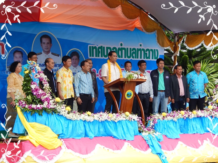 ผู้บริหาร เจ้าหน้าที่อบต.ท่าฉาง<br>เข้าร่วมประเพณีชักพระ ทอดผ้าป่า<br>ประจำปี 2558
