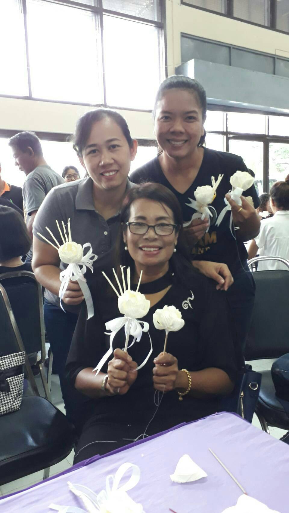 เจ้าหน้าที่ อบต.ท่าฉาง เข้าอบรมการทำดอกไม้จันทน์ ณ ที่ว่าการอำเภอท่าฉาง