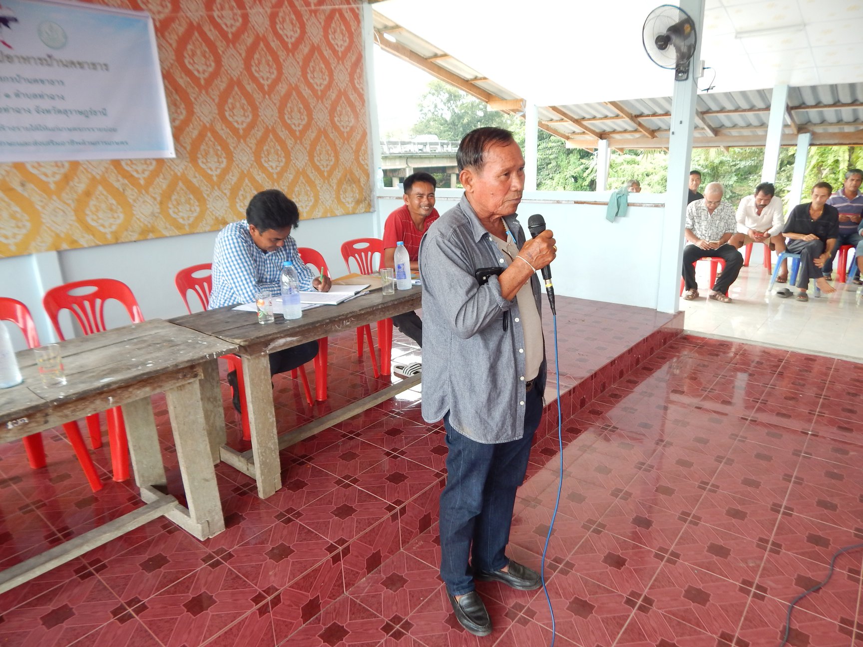 ผู้บริหารและพนักงาน อบต.ท่าฉาง เข้าร่วมประชุมประจำเดือนกับหมู่ที่ 3 ต.ท่าฉาง