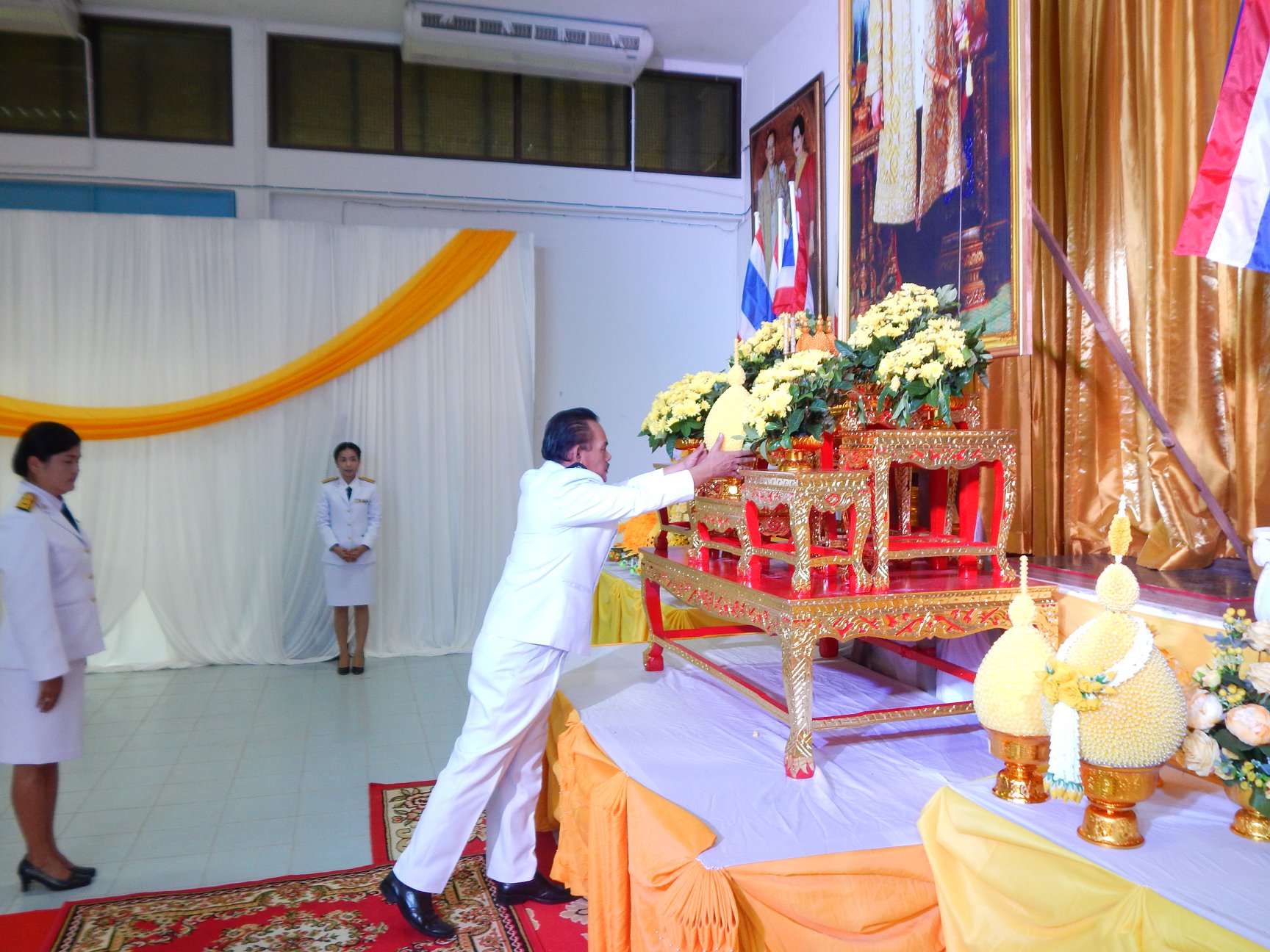 พิธีตักบาตรและวางพานพุ่มเนื่องในวันคล้ายวันพระราชสมภพสมเด็จพระปรมินทรมหาภูมิพลอดุลยเดช ราชการที่ 9