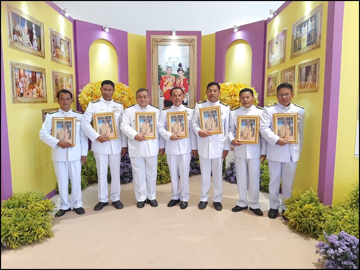 นายกสุโข แก้วบัวทอง เข้ารับพระราชทานพระบรมฉายาลักษณ์ พระบาทสมเด็จพระเจ้าอยู่หัวและสมเด็จพระนางเจ้าฯพระบรมราชินี ณ ศูนย์กลางการประชุมสัมมนาภาคใต้ตอนบน ศาลากลางจังหวัดสุราษฎร์ธานี