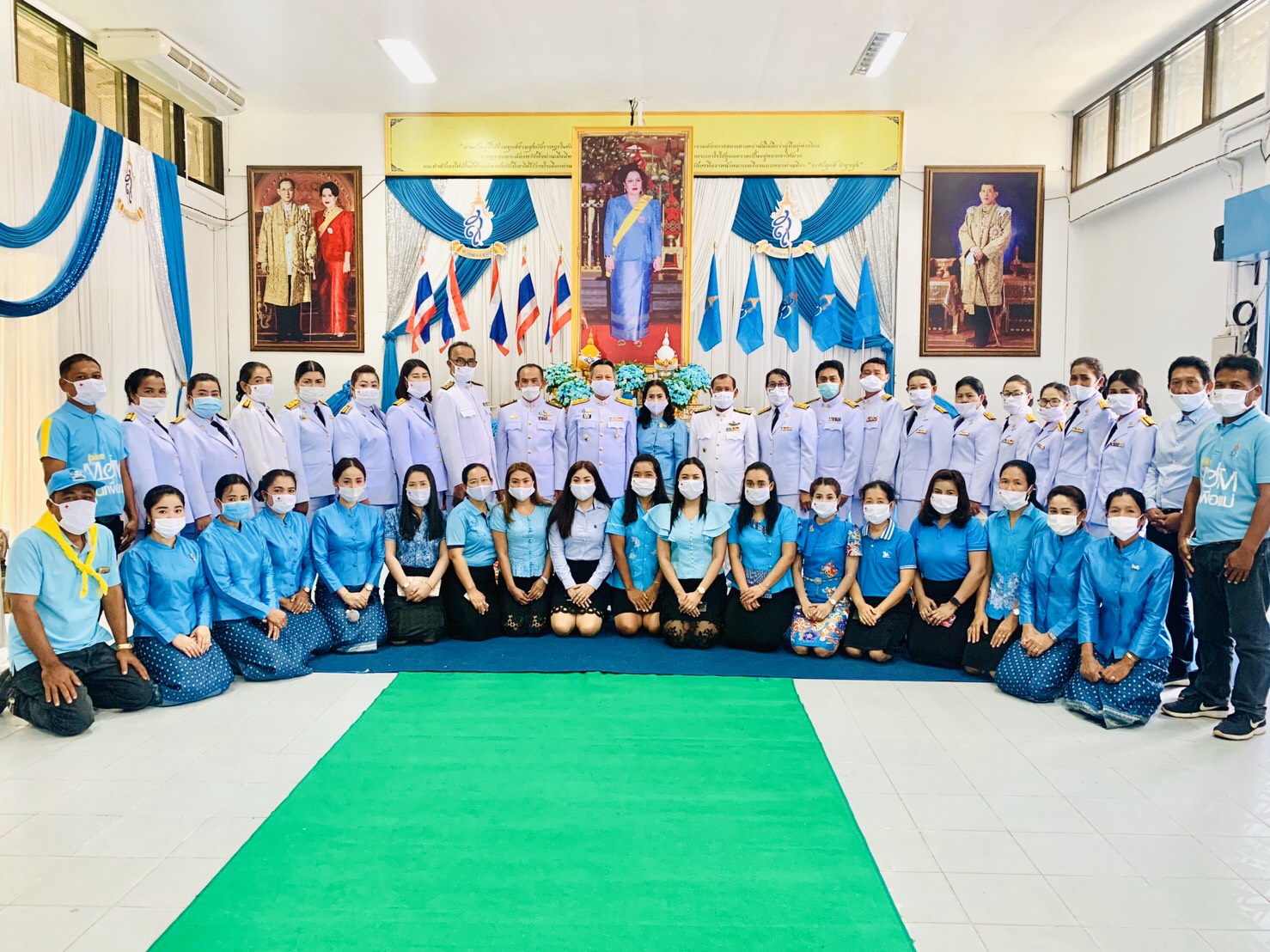 ผู้บริหาร พนักงาน คณะคุณครู สังกัด อบต.ท่าฉาง  เข้าร่วมพิธีวันพระเฉลิมพระชนพรรษา สมเด็จพระนางเจ้าสิริกิติ์ พระบรมราชินีนาถ พระบรมราชชนนีพันปีหลวง/วันแม่แห่งชาติ ประจำปี 2563