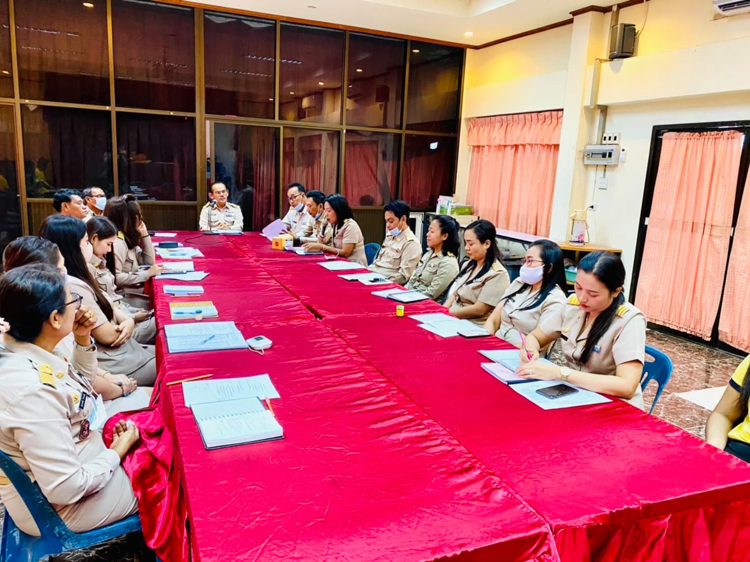 การประชุมประจำเดือน ผู้บริหาร/พนักงาน/พนักงานจ้าง อบต.ท่าฉาง เดือนตุลาคม เพื่อการมอบหมายนโนบายการปฏิบัติงาน และการสรุป-ติดตามผลงานในรอบเดือนที่ผ่านมา