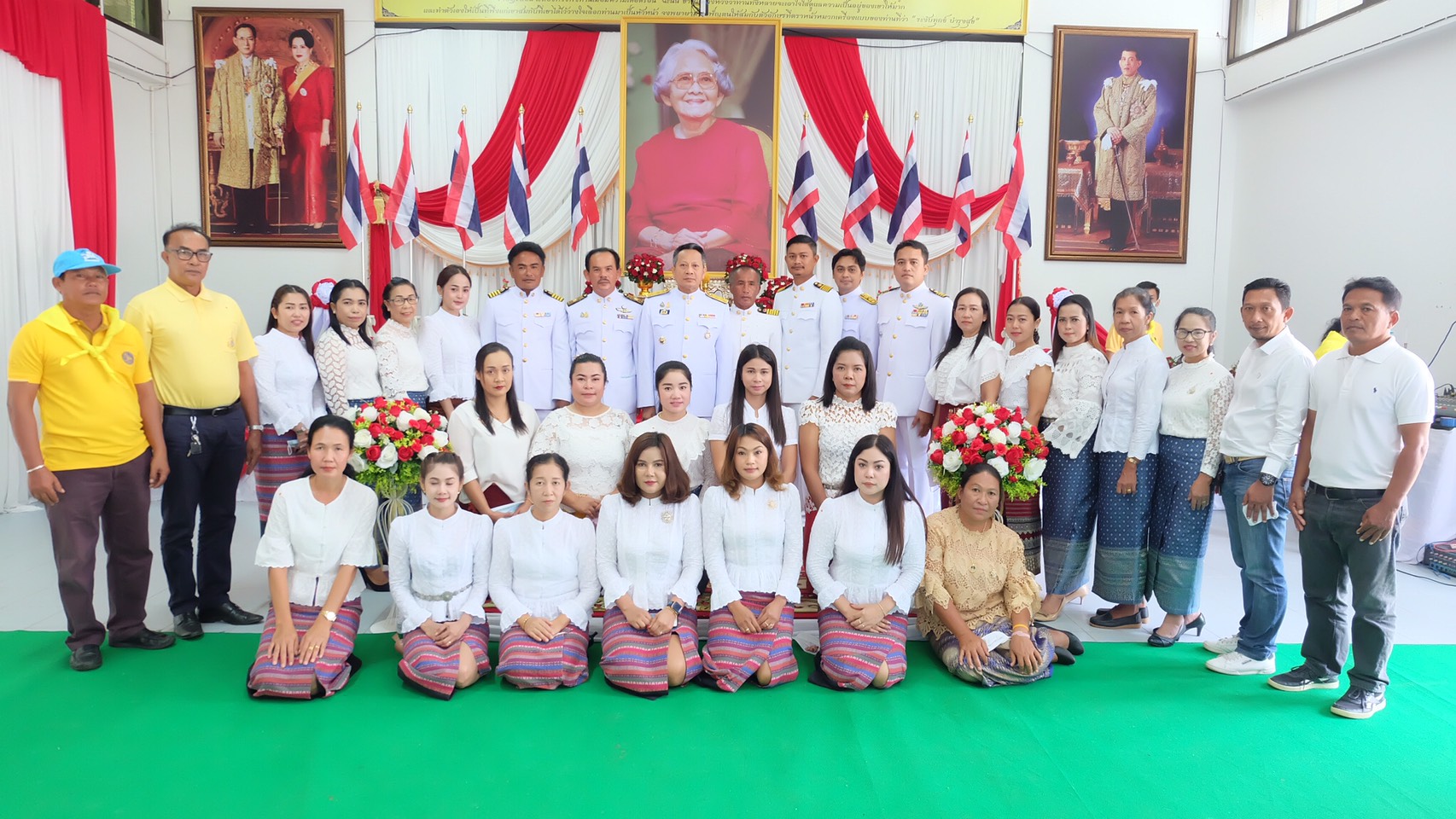 ผู้บริหาร/พนักงาน/พนักงานจ้าง/คณะคุณครู ศพด.บ้านท่าฉาง  เข้าร่วมพิธีวางพานพุ่ม เนื่องในวันคล้ายวันพระราชสมภพ ครบ 120 ปี สมเด็จพระศรีนครินทรา บรมราชชนนี 21 ตุลาคม 2563 ณ ที่ว่าการอำเภอท่าฉาง