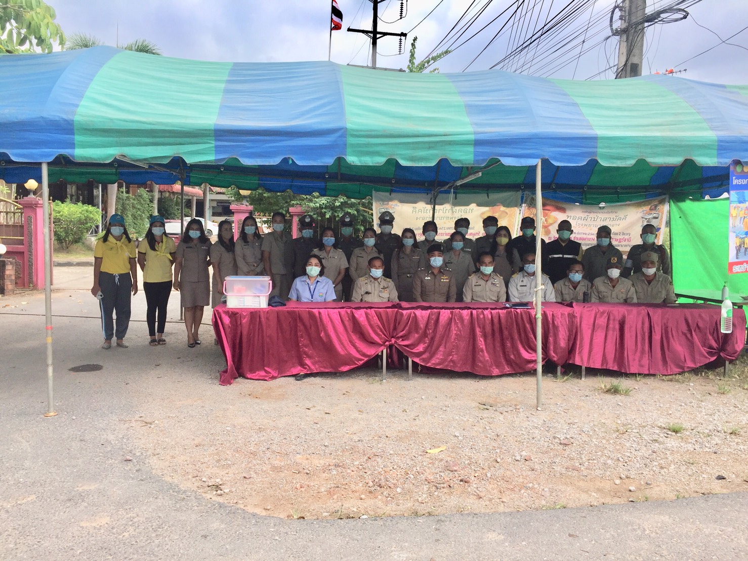 จุดบริการประชาชน อบต.ท่าฉาง ผลัดสุดท้ายของเทศกาลปีใหม่ 2564  ..ขอขอบคุณทุกท่านที่มาร่วมตั้งด่านชุมชน และจุดบริการประชาชน วันที่ 4 มกราคม 2564