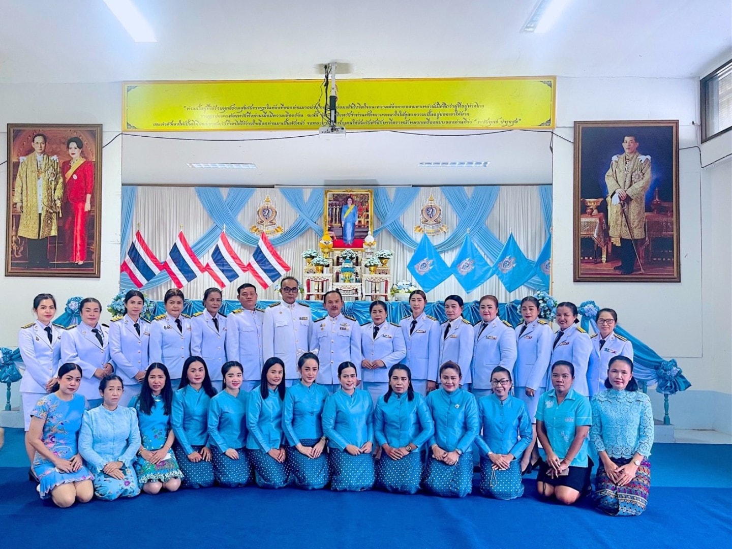 นายกสุโข แก้วบัวทอง และรองชัยยุทธ ไชยวงศ์  พร้อมด้วยพนักงาน อบต.ท่าฉาง คณะคุณครู ศพด.บ้านท่าฉาง เข้าร่วมพิธีทำบุญ ตักบาตร ถวายเป็นพระราชกุศล เนื่องวโรกาสวันเฉลิมพระชนมพรรษา ๙๐ พรรษา สมเด็จพระนางเจ้าสิริกิติ์ พระบรมราชินีนาถ พระบรมราชชนนีพันปีหลวง 12 สิงหาคม 2565 ณ หน้าที่ว่าการอำเภอท่าฉาง..