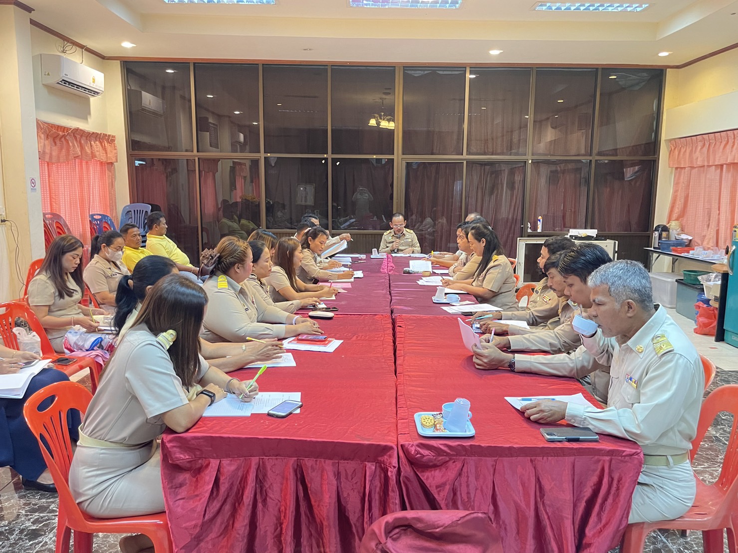 ประมวลภาพกิจกรรม นายกสุโข แก้วบัวทอง เป็นประธานประชุม ประจำเดือนมีนาคม 2566 ของ อบต.ท่าฉางโดยมีผู้บริหาร /สมาชิกสภา อบต.ท่าฉาง/พนักงาน / คุณครู ศพด.บ้านท่าฉาง /พนักงานจ้าง อบต.ท่าฉาง เข้าร่วมประชุม เพื่อเป็นการมอบหมายนโยบายการปฏิบัติงาน เพื่อให้การปฏิบัติงานเป็นไปในทิศทางเดียวกัน ซึ่งกิจกรรมในครั้งนี้ ได้มีการบรรยาย ในหัวข้อ "No Gift Policy  จากการปฏิบัติหน้าที่" และชี้แจงแนวทาง Do & Dont  ซึ่งเป็นส่วนหนึ่งที่ทำให้บุคลากรในสังกัด องค์การบริหารส่วนตำบลท่าฉาง มีคุณธรรมสุจริต วันที่ 13 มีนาคม 2566 ณ ห้องประชุมองค์การบริหารส่วนตำบลท่าฉาง ขององค์การบริหารส่วนตำบลท่าฉาง