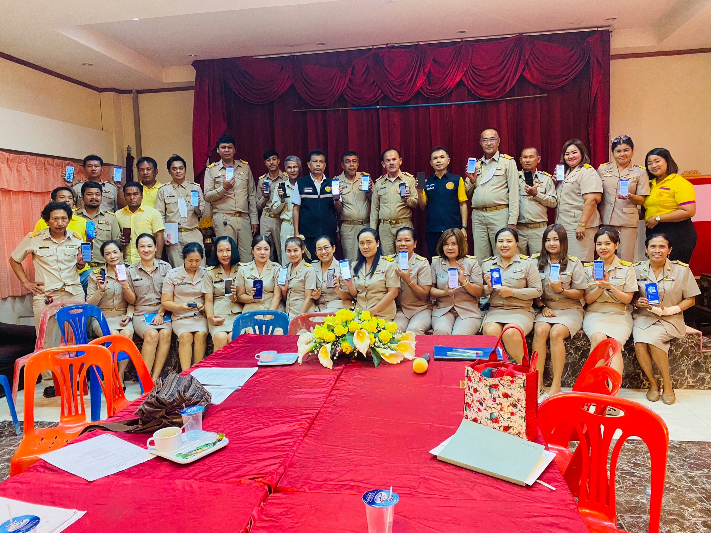 นายกสุโข แก้วบัวทอง เป็นประธานประชุม ประจำเดือนพฤษภาคม  2566 ของ อบต.ท่าฉางโดยมีผู้บริหาร /สมาชิกสภา อบต.ท่าฉาง/พนักงาน / คุณครู ศพด.บ้านท่าฉาง /พนักงานจ้าง อบต.ท่าฉาง  เข้าร่วมประชุม เพื่อเป็นการมอบหมายนโยบายการปฏิบัติงาน เพื่อให้การปฏิบัติงานเป็นไปในทิศทางเดียวกัน  และในวันนี้มีท่านปลัดนิมิต วงศ์จินดา ปลัดอำเภอท่าฉาง  มาทำการประชาสัมพันธ์การโหลดแอฟ ThaiD  พร้อมทั้งมีการต้อนรับคุณครูที่โอนย้ายมาสังกัด ศพด.บ้านท่าฉาง และต้อนรับพนักงานจ้างที่มาปฏิบัติหน้าที่ ณ อบต.ท่าฉาง  เมื่อเวลา 13.00 น.  ณ ห้องประชุมองค์การบริหารส่วนตำบลท่าฉาง